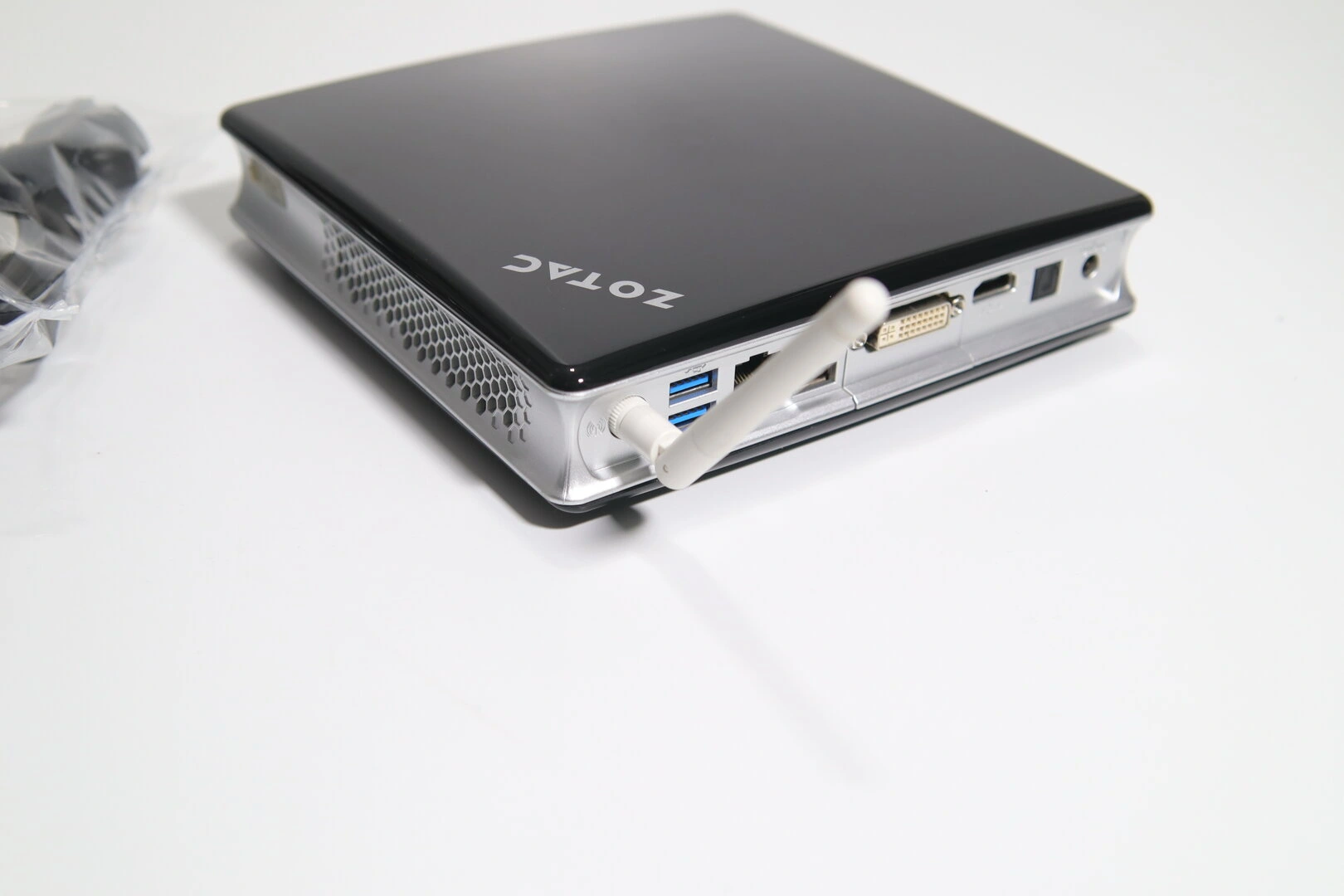 ZOTAC ZBOX ID86 Intel Atom D2550 dual-core 1.86 GHz  + suport original  pentru a fi montat in pozitie verticala + suport original vesa compatibil pentru a putea fi montat in spatele monitorului.
						-Procesor: Intel Atom D2550 (Dual-Core, 1.86 GHz) – consum redus de energie
						-memorie 4GB of DDR3 1066MHz RAM
						-NVIDIA GeForce GT 610 (512MB DDR3) graphics.
						-se poate instala HDD/SSD 2.5-inch SATA hard drive
						-Video Outputs: 1 x HDMI 1.4a, 1 x DVI
						Conectivitate: Wi-Fi integrat
						-USB Ports: 2 x USB 3.0, 3 x USB 2.0 (1 front, 2 rear)
						-Network: 10/100/1000Mbps Ethernet, 802.11n Wi-Fi, Bluetooth 4.0
						-Audio: 8-channel audio via HDMI, Optical S/PDIF
						-Card Reader: 6-in-1 (MMC/SD/SDHC/MS/MS Pro/xD)
						-Dimensions: 188mm x 188mm x 44mm 
						Perfect functional, se vinde impreuna cu alimentatorul de 19V + memerie + suport vertical + suport VESA si FARA HDD.
						Toate pozele afișate sunt reale, pentru a oferi o imagine autentică a produsului.
						000340
						