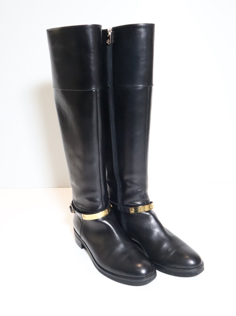 Cizme lungi riding EVA MINGE - EM-21-10-001300 101.
						Marimea 38 interior 24.5 cm 
						In stare foarte buna, fara nici un defect.
						Toate pozele afișate sunt reale, pentru a oferi o imagine autentică a produsului.
						In cutia originala.
						Model: riding
						Stil: de calarie
						Lungime: lungi
						Material și întreținere
						Materialul tocului: Material de înaltă calitate
						Încălzire: Fără căptușeală
						Branț: Material
						Interior: Material
						Partea superioară: Piele naturală - Netedă
						Căptușeală: Tare
						Talpa: Material de înaltă calitate