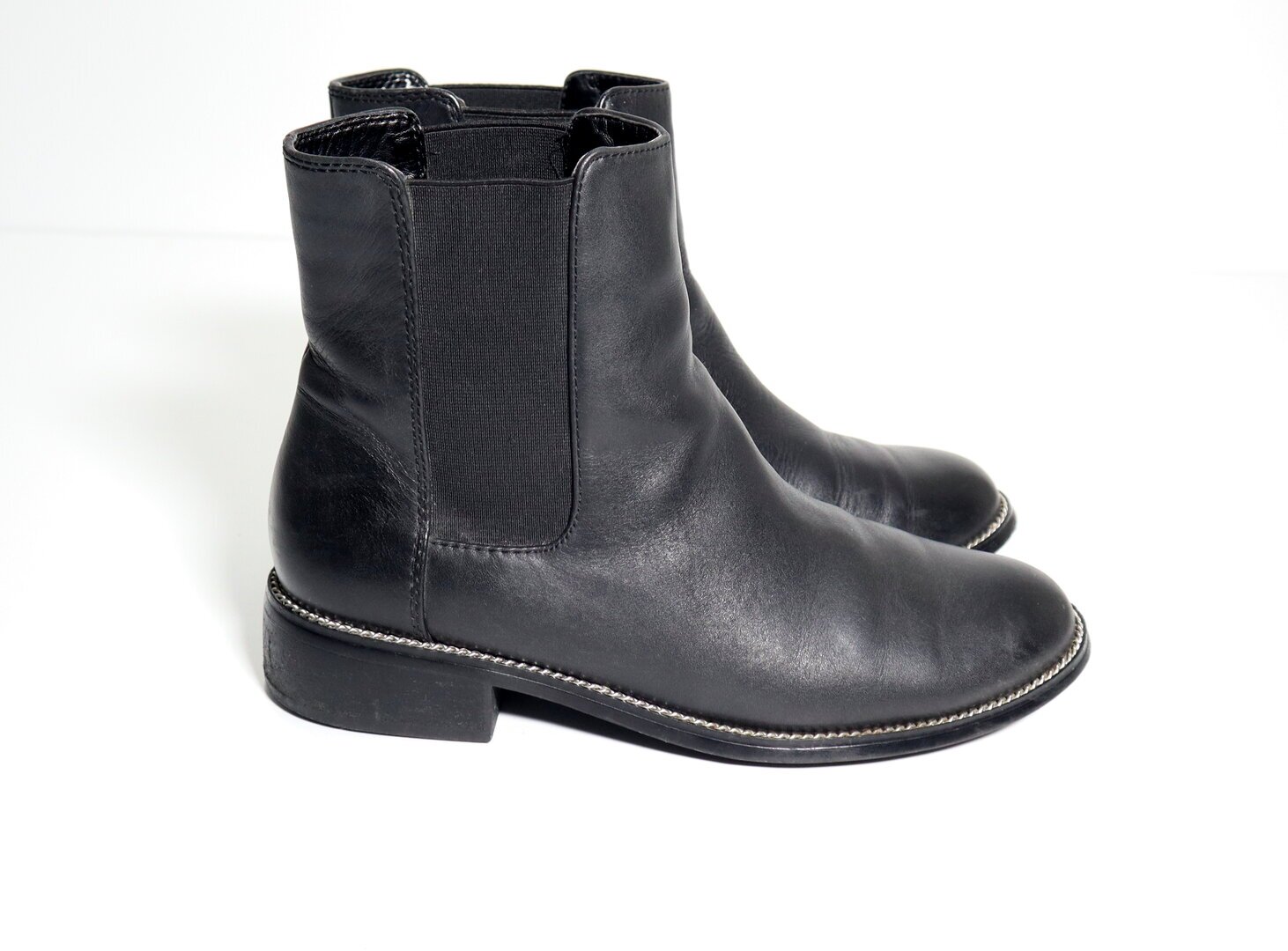 Cizme scurte ghete botine Aldo din piele naturala marimea 38 interior 24 cm.
						Prevazute cu ornament metalic in partea de jospe lateral.
						Banda elastica pe mijloc pentru incaltare facila.
						In stare foarte buna, fara defecte.
						000095