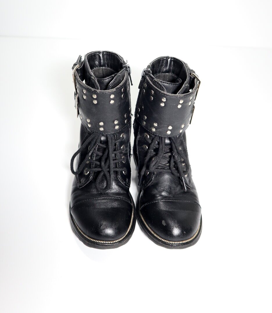 Ghete botine  negre cu tinte pentru copii marimea 30 interior 18.5 cm.
						In stare buna, prezinta urme de uzura pe varf conform pozelor.
						Toate pozele afișate sunt reale, pentru a oferi o imagine autentică a produsului.
						ACESTA ESTE UN PRODUS GRATUIT
						000113