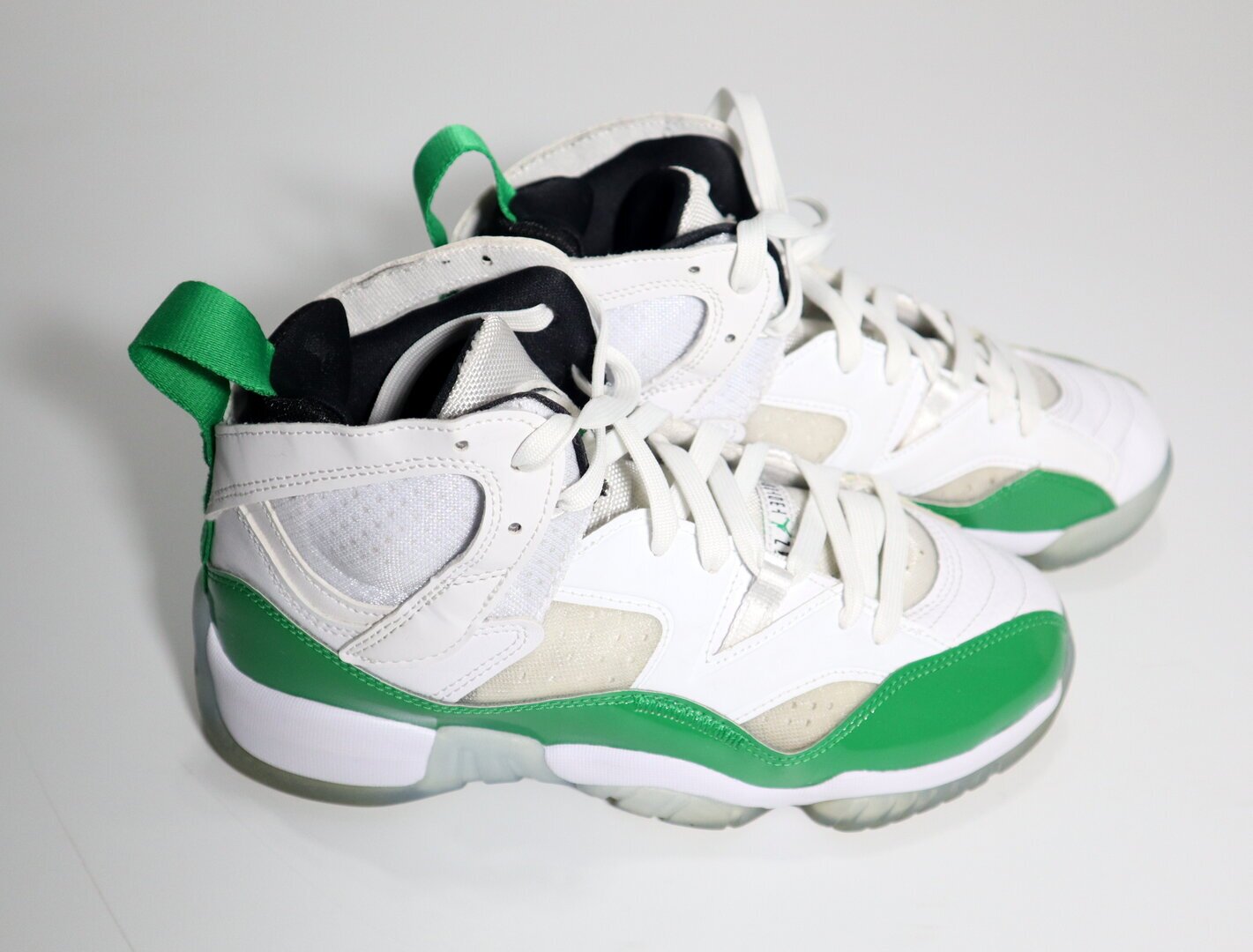 Pantofi sport NIKE Incaltaminte Jumpman Two Trey.
						Marimea 38.5 interior 24.5 cm.
						In stare foarte buna, fara defecte.
						100% legit, originali.
						Toate pozele afișate sunt reale, pentru a oferi o imagine autentică a produselor.
						000088