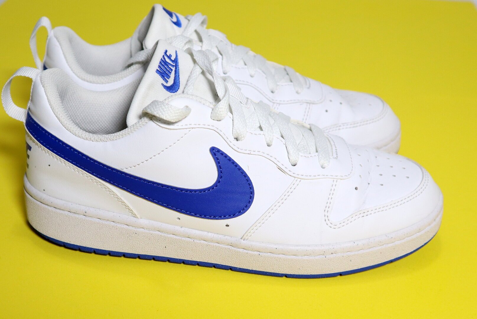 Sneakers adidasi Nike Court Borough Low Recraft marimea 39 interior 24.5 cm.
						Material sintetic, imitatie de piele.
						In stare buna, fara defecte.
						000100