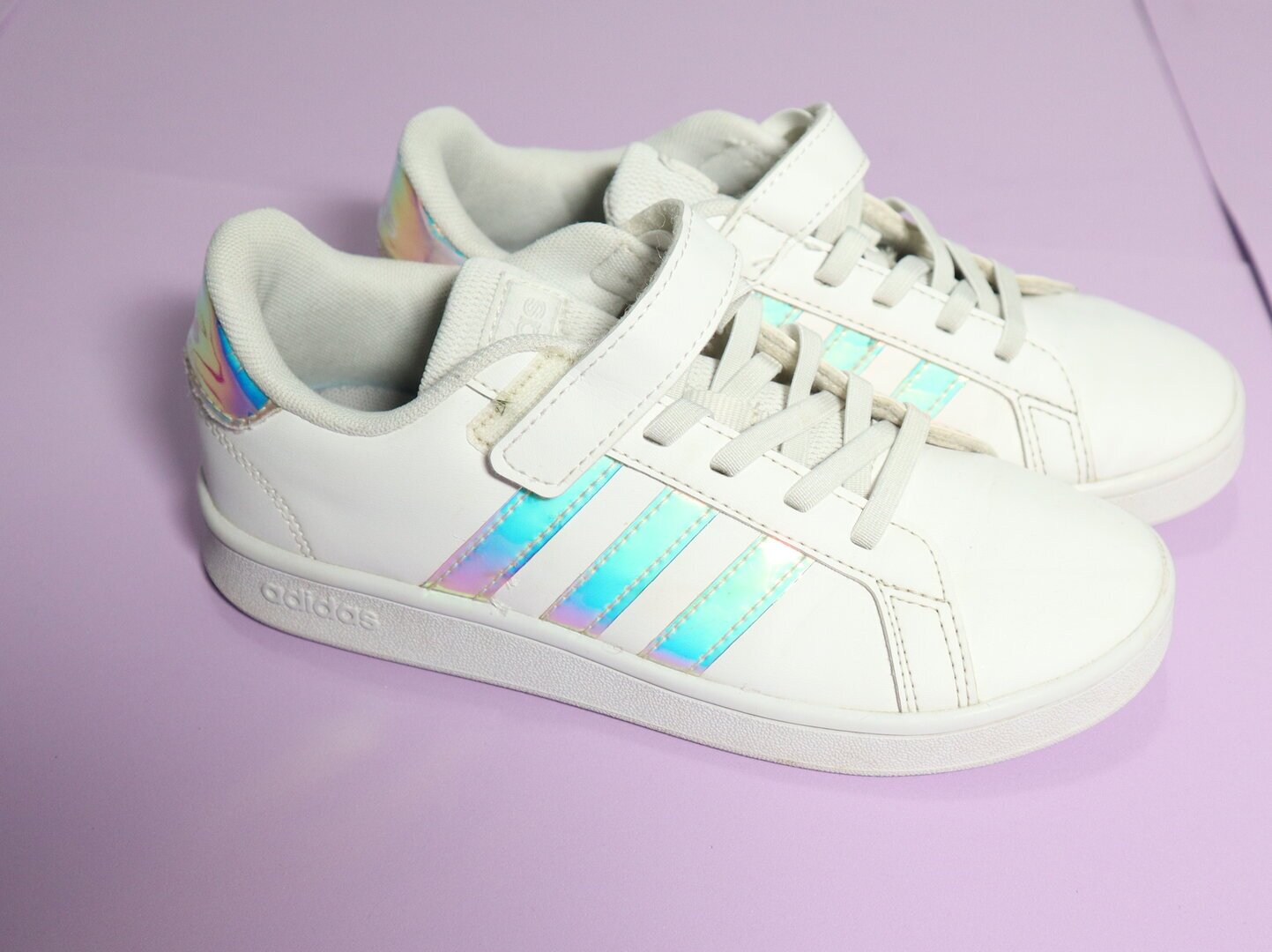 Adidasi ADIDAS Grand Court C marimea 34 interior 21.5 cm.
						In stare foarte buna, fara defecte.
						Toate pozele afișate sunt reale, pentru a oferi o imagine autentică a produsului.
						Descriere
						Încălțămintea pentru copii adidas GRAND COURT C a fost inspirată de modelul clasic de teniși. Asigură forma modernă de amortizare și suspensie ușoară. Fața este din piele sintetică și se încheie cu ajutorul șireturilor elastice și a unei benzi velcro, ceea ce ajută la încălțarea rapidă.
						Talpa de cauciuc.
						000109